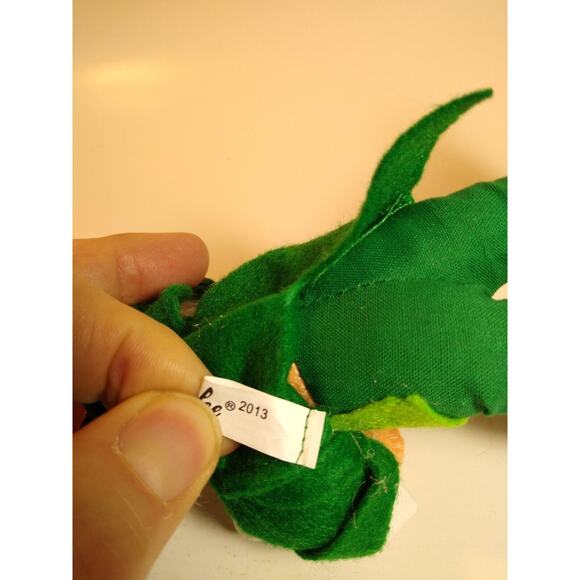 ANNALEE St Patrick's Day Irish Leprechaun Holds Shamrocks Smokes Pipe Vintage - Picture 6 of 6